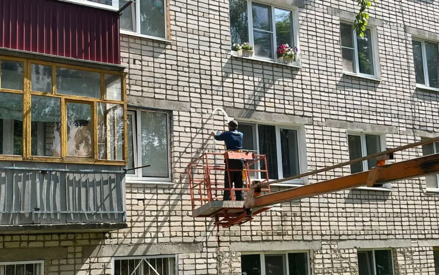 Сергачский отдел Госжилинспекции Нижегородской области оштрафовал на 25 тыс. рублей директора управляющей организации за нарушения правил содержания жилого дома.